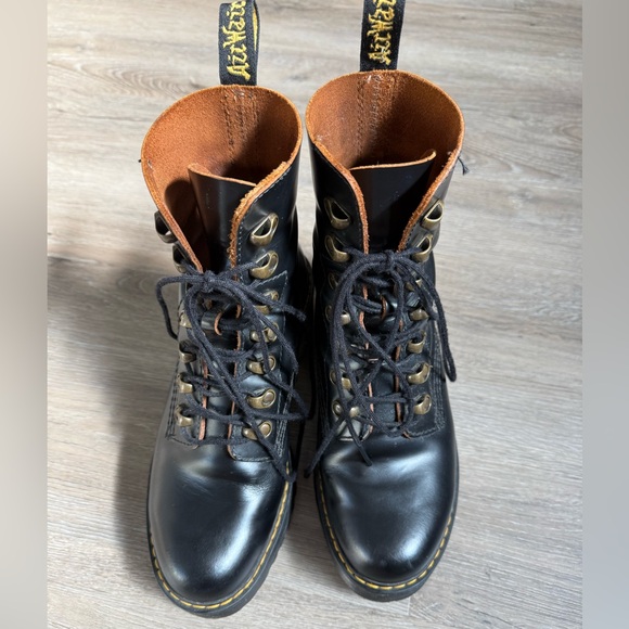 Dr Martens LEONA WOMEN'S VINTAGE SMOOTH LEATHER HEELED BOOTS Size 7 Black - Picture 2 of 7